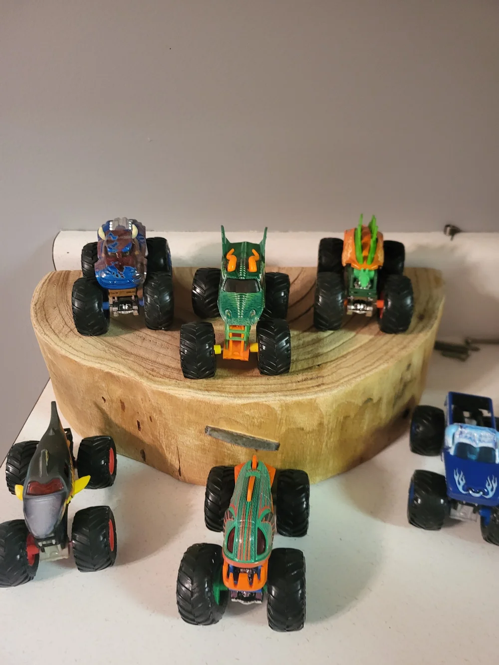 HOT WHEELS MONSTER JAM TRUCKS 1:64 SCALE  LOT OF 6